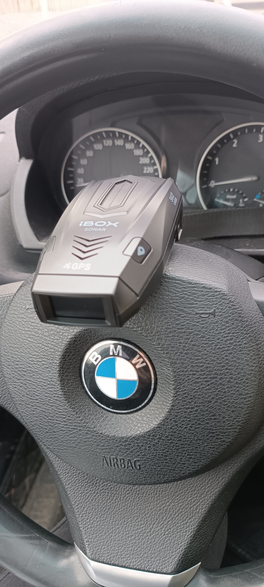 iBOX Sonar на страже кошелька